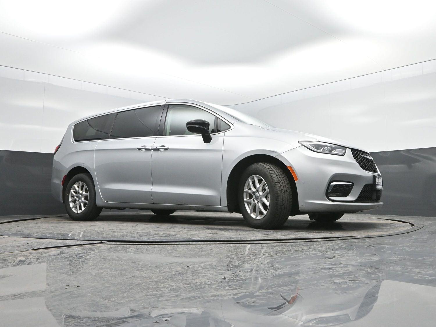 Used 2024 Silver Mist Clearcoat Chrysler Touring L image 32