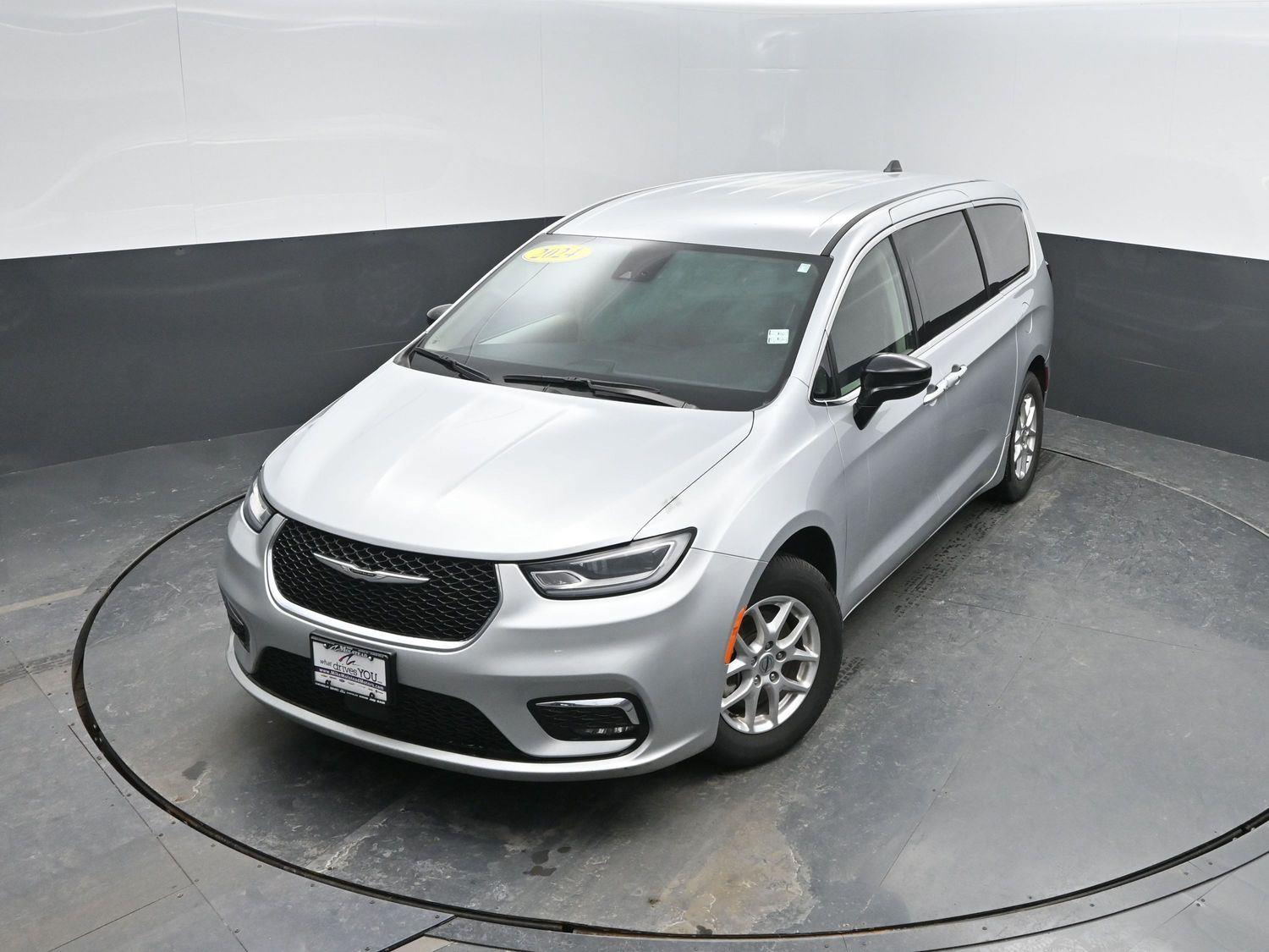 Used 2024 Silver Mist Clearcoat Chrysler Touring L image 33