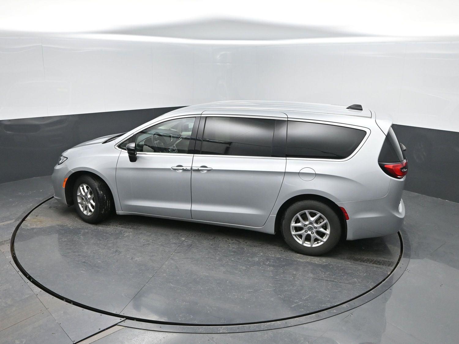 Used 2024 Silver Mist Clearcoat Chrysler Touring L image 34