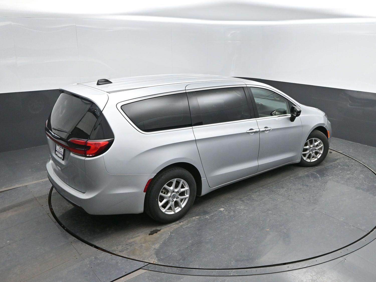 Used 2024 Silver Mist Clearcoat Chrysler Touring L image 35