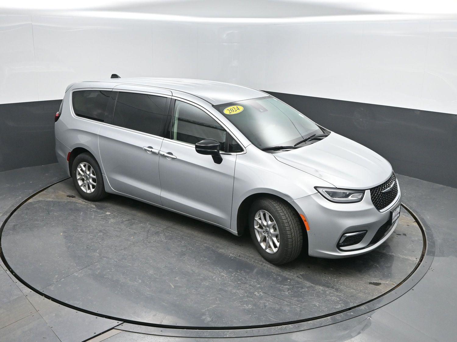 Used 2024 Silver Mist Clearcoat Chrysler Touring L image 36