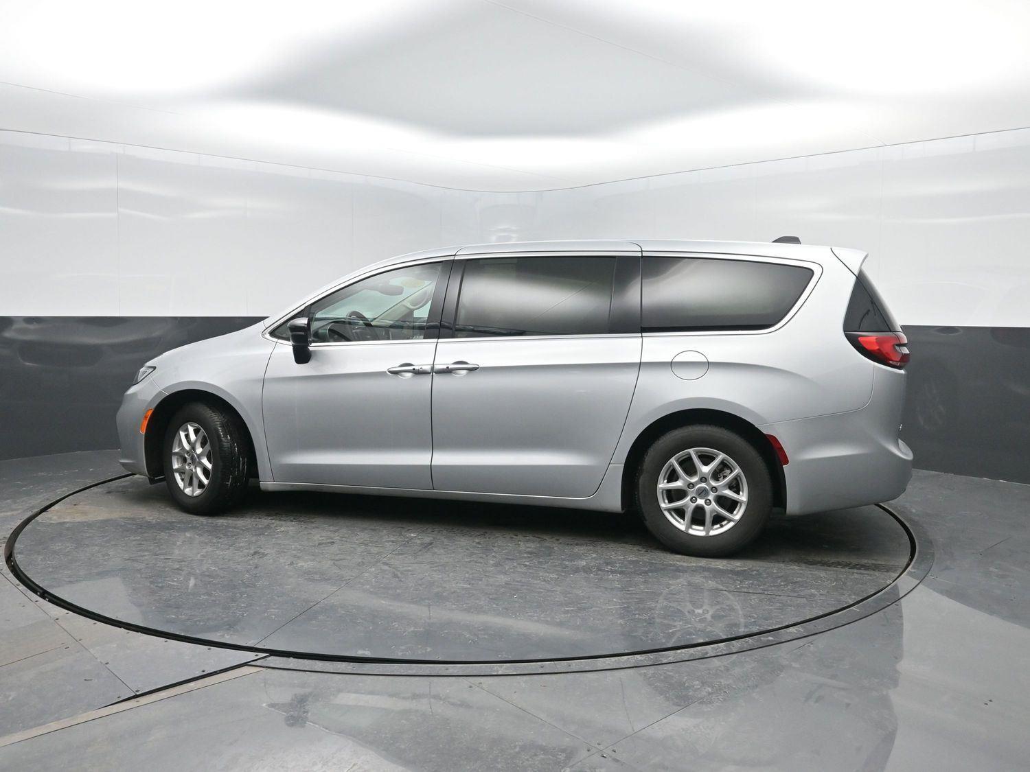 Used 2024 Silver Mist Clearcoat Chrysler Touring L image 37