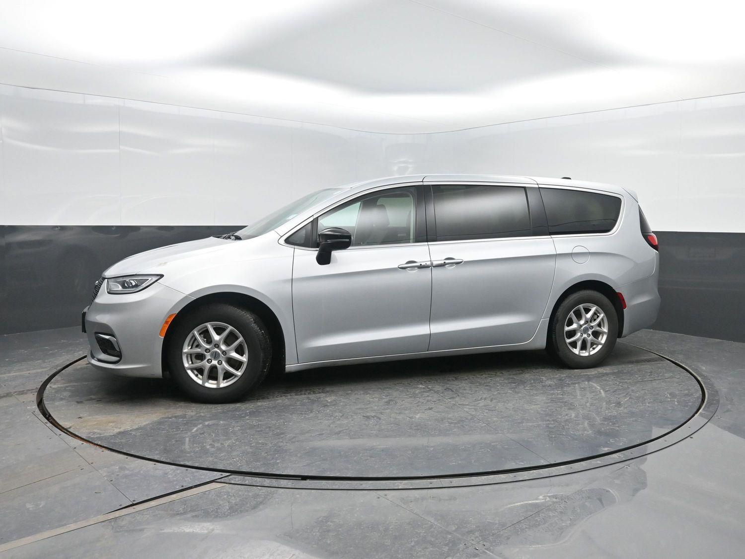 Used 2024 Silver Mist Clearcoat Chrysler Touring L image 38