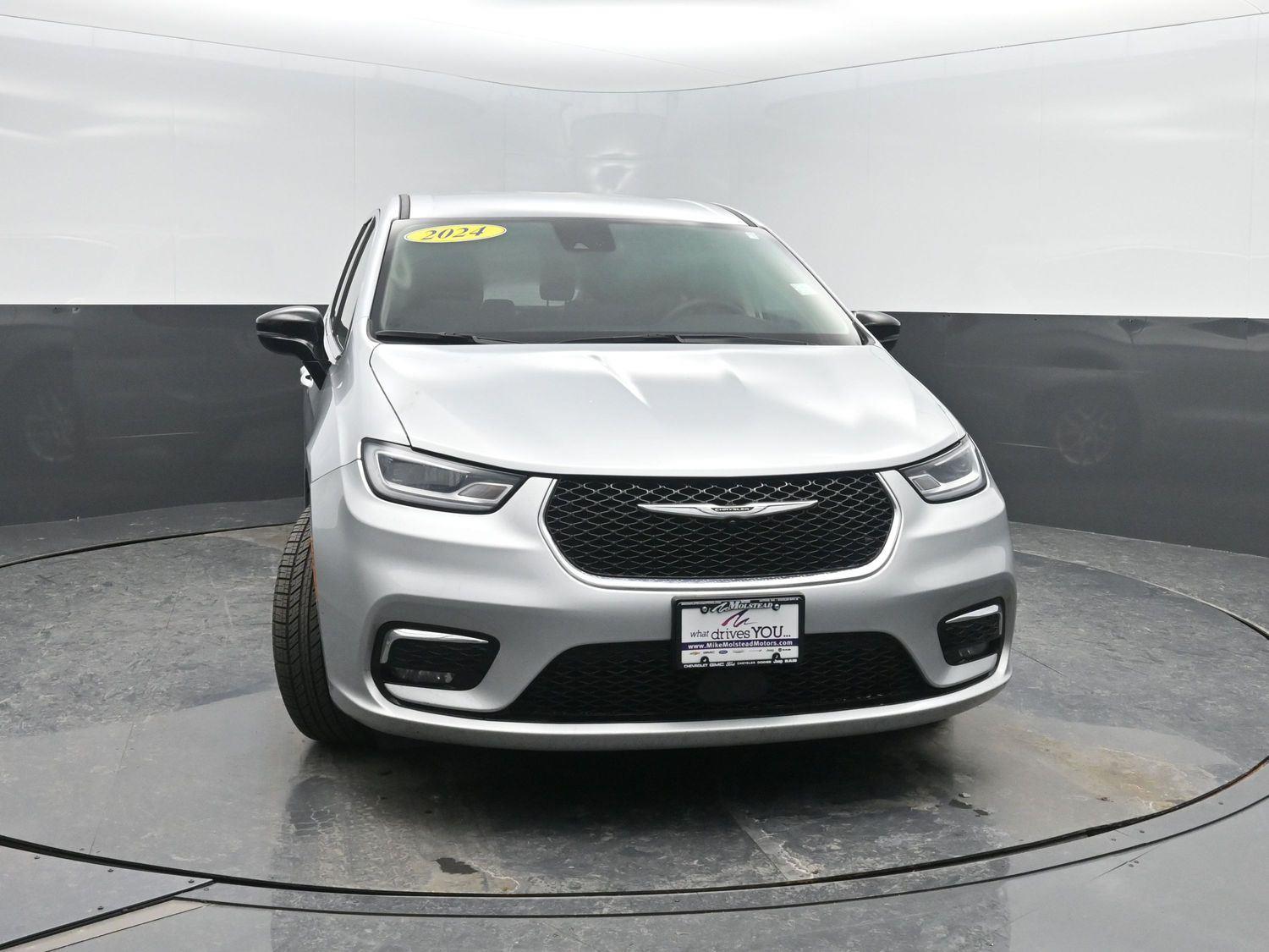 Used 2024 Silver Mist Clearcoat Chrysler Touring L image 39