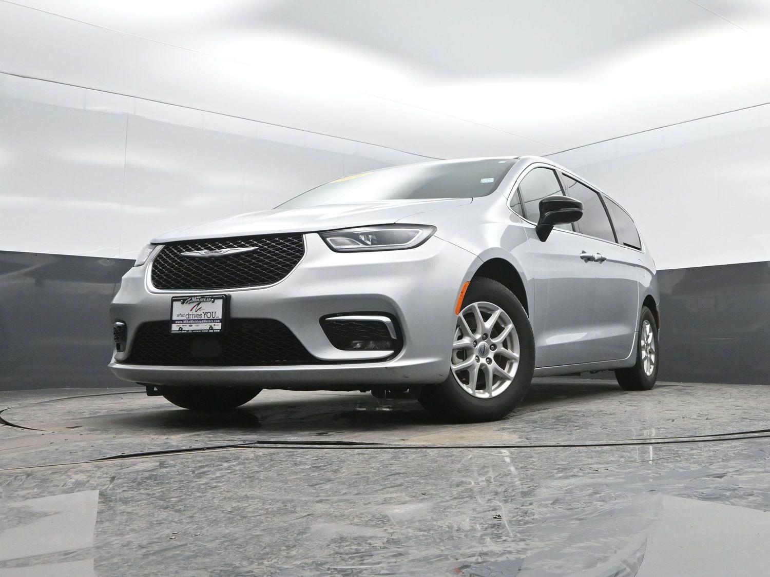 Used 2024 Silver Mist Clearcoat Chrysler Touring L image 41