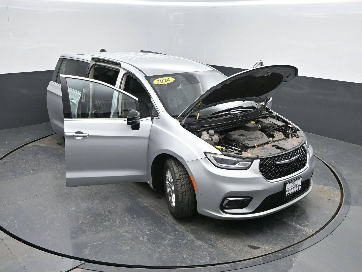 Used 2024 Silver Mist Clearcoat Chrysler Touring L image 42