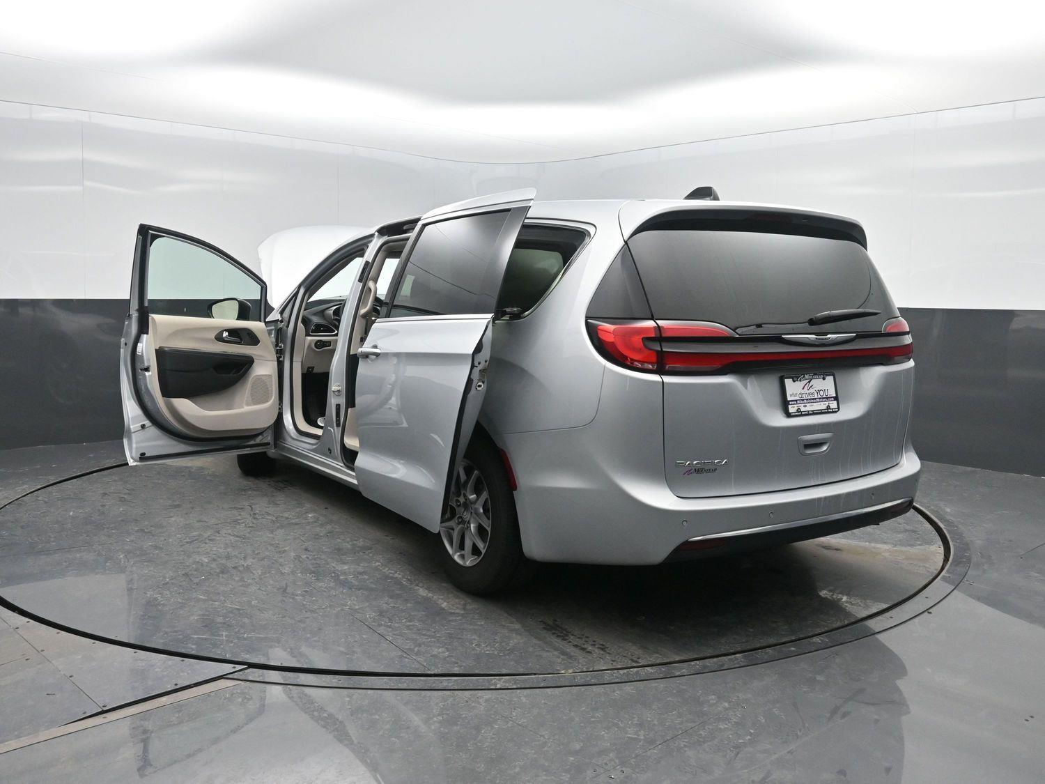 Used 2024 Silver Mist Clearcoat Chrysler Touring L image 43