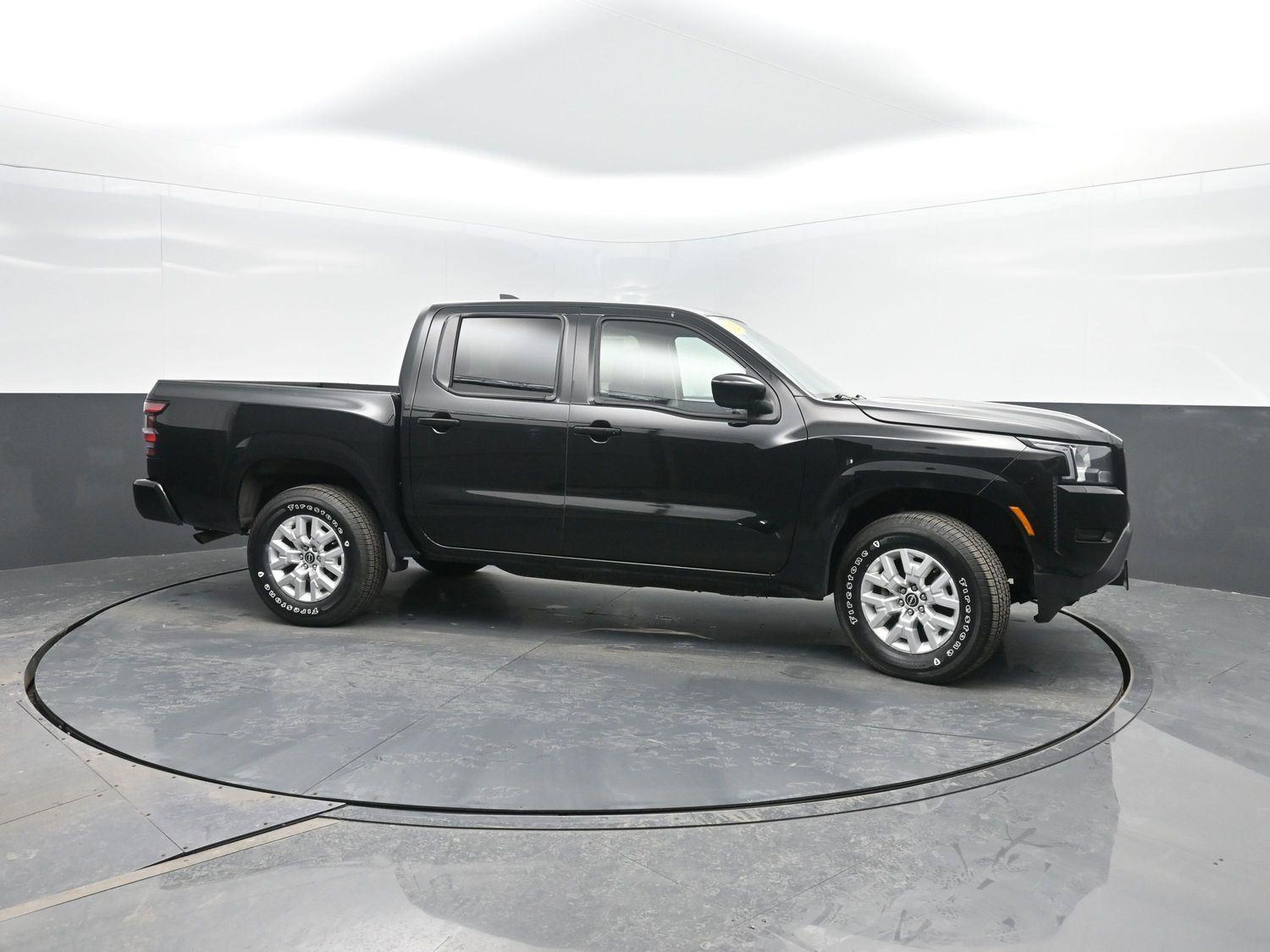 Used 2023  NISSAN  image 3