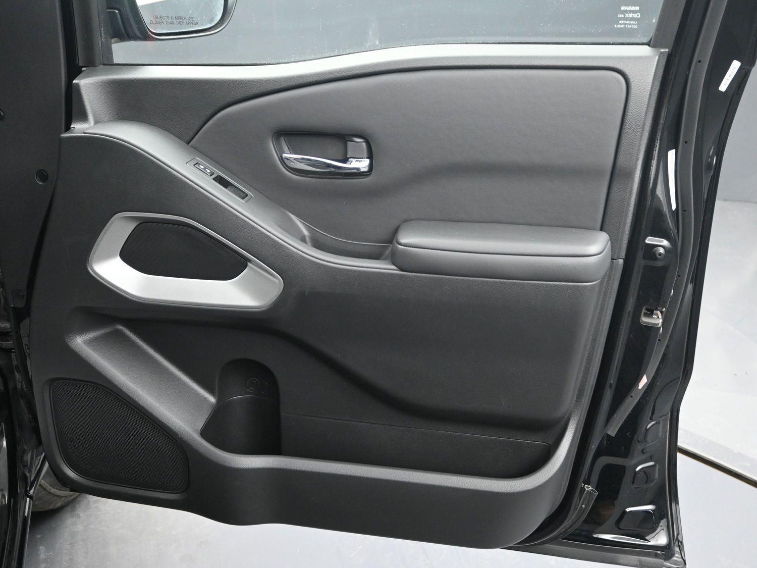 Used 2023  NISSAN  image 6