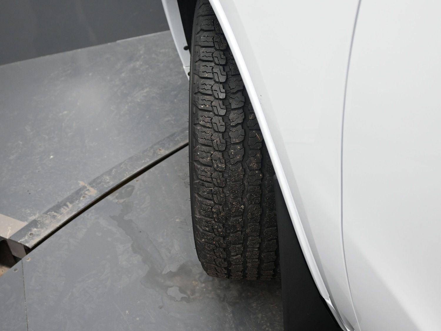 Used 2022 White Knuckle Clearcoat Dodge SXT image 5