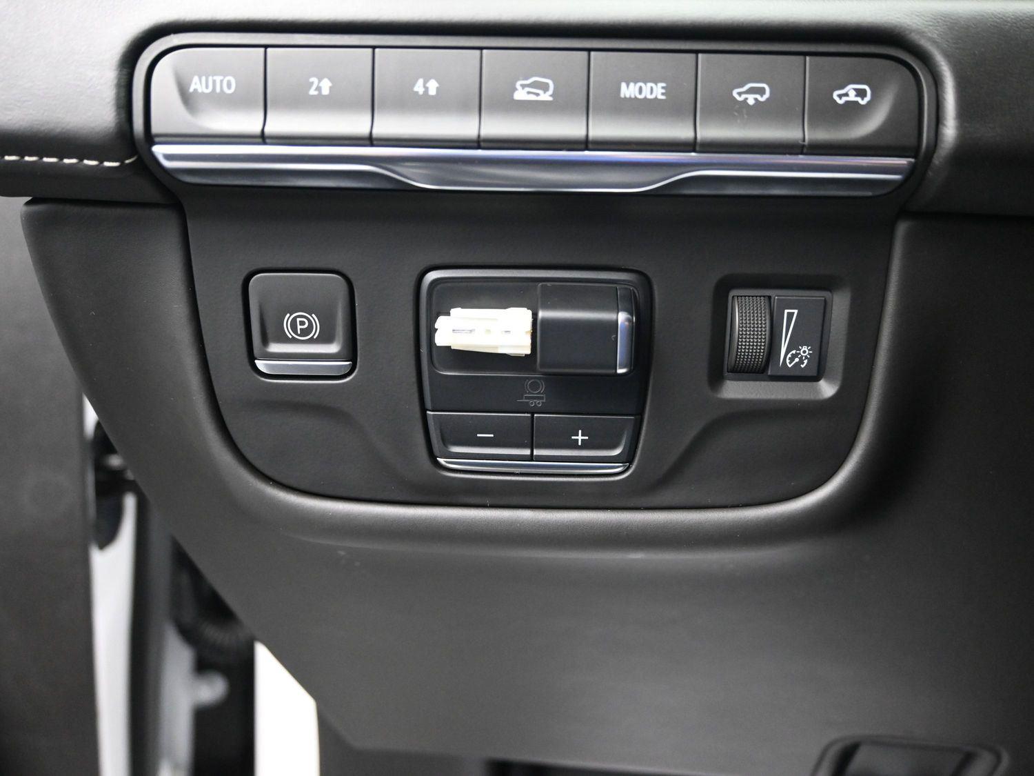 Used 2023 Crystal White Tricoat Cadillac 4WD Sport Platinum image 27