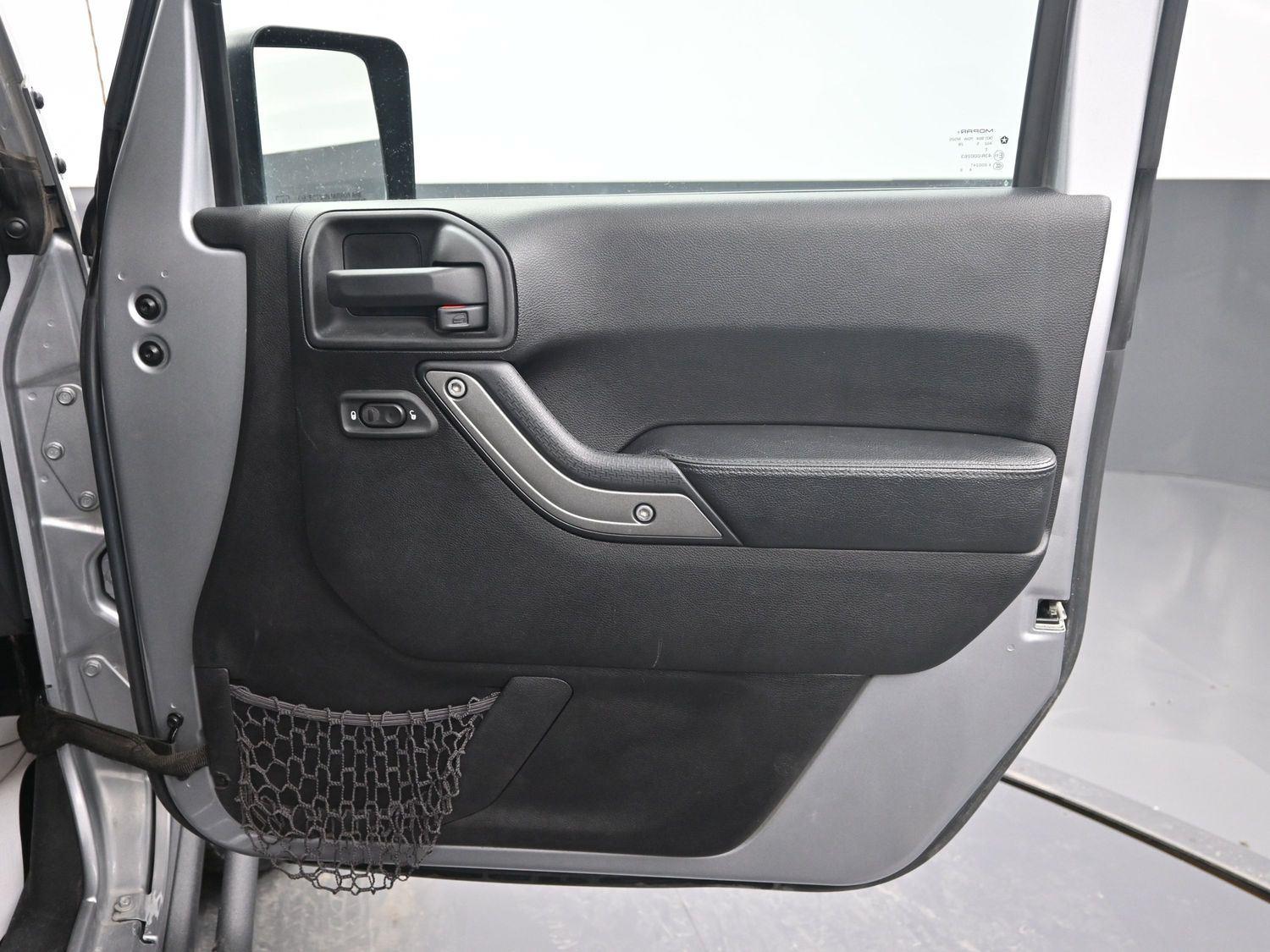 Used 2016 Billet Silver Metallic Clearcoat Jeep Black Bear image 8