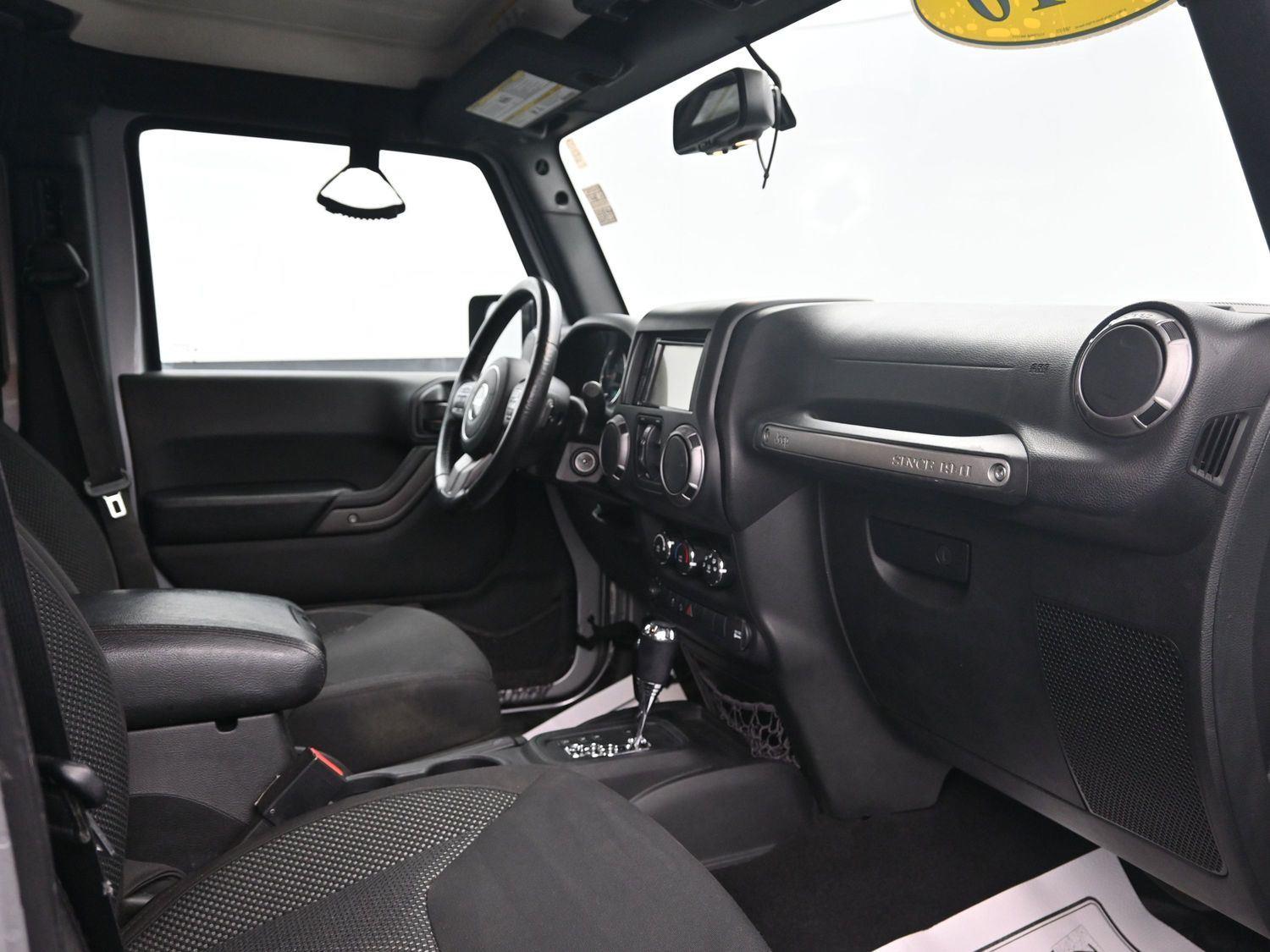 Used 2016 Billet Silver Metallic Clearcoat Jeep Black Bear image 10