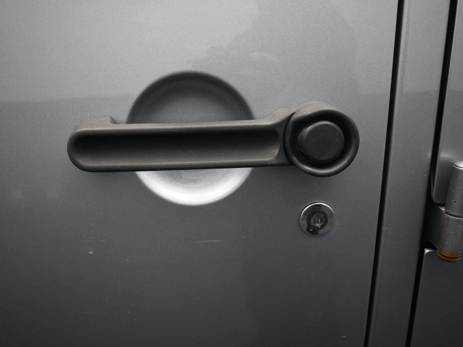 Used 2016 Billet Silver Metallic Clearcoat Jeep Black Bear image 14