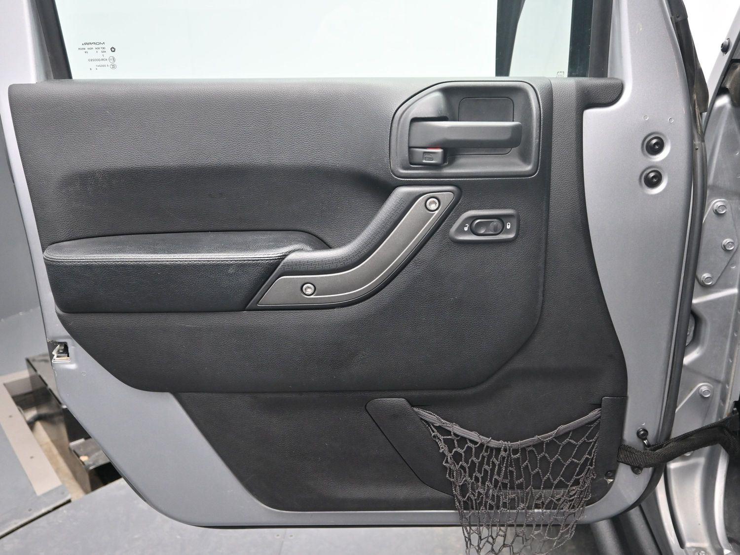 Used 2016 Billet Silver Metallic Clearcoat Jeep Black Bear image 15