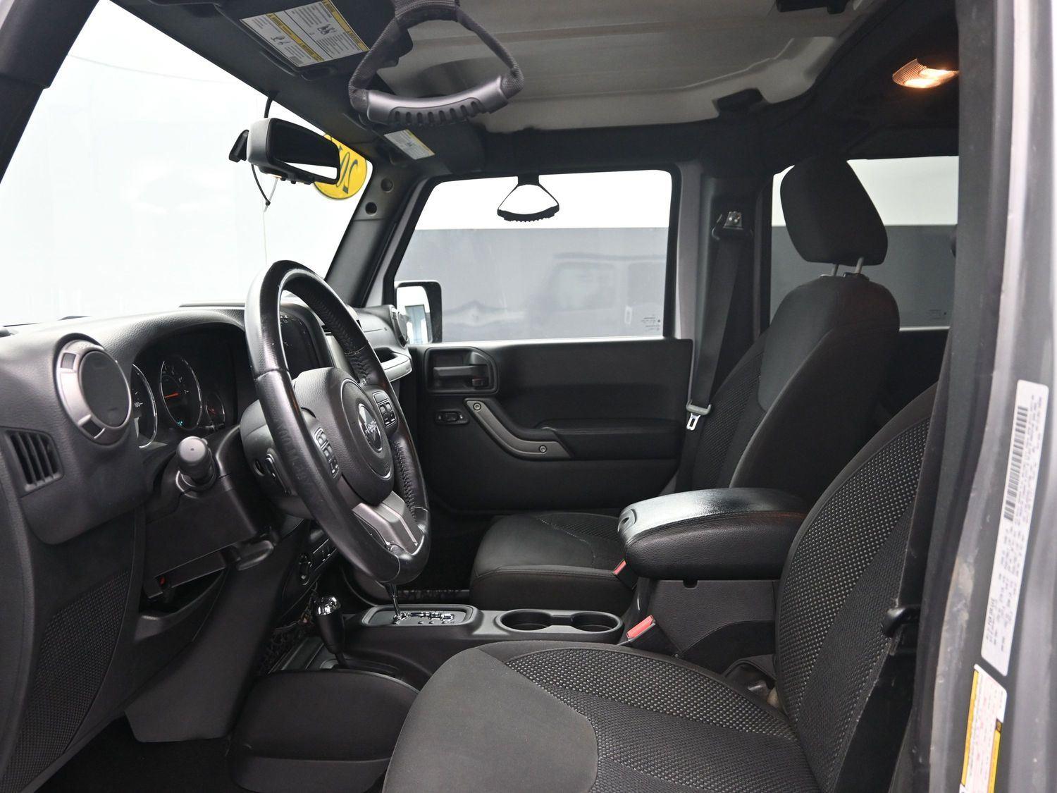 Used 2016 Billet Silver Metallic Clearcoat Jeep Black Bear image 16