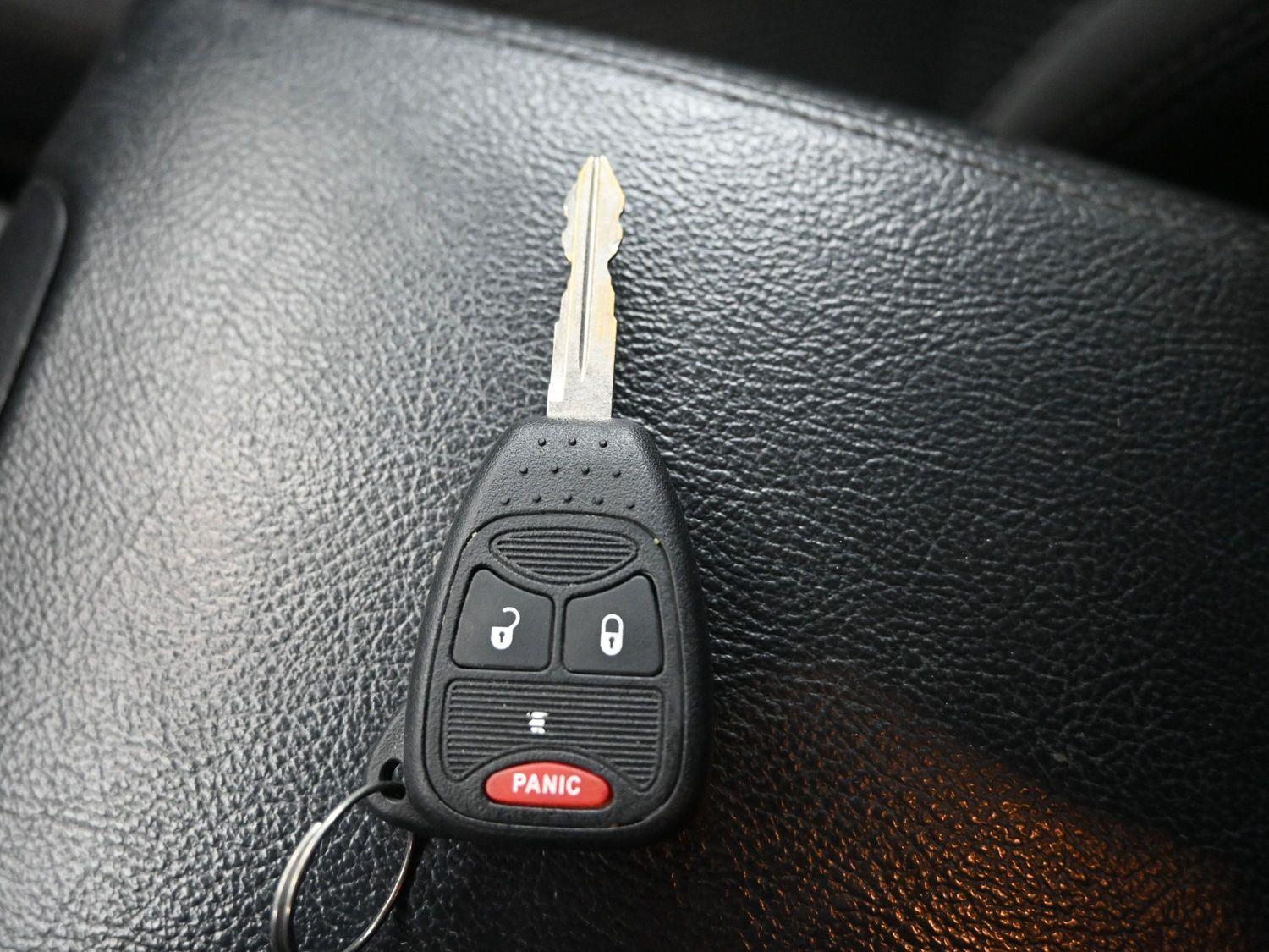 Used 2016 Billet Silver Metallic Clearcoat Jeep Black Bear image 17