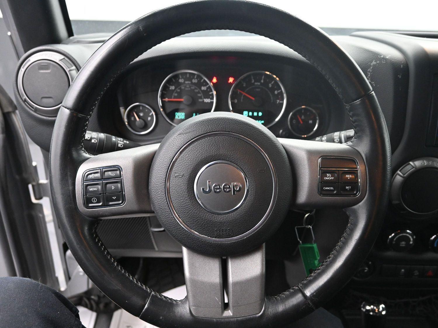 Used 2016 Billet Silver Metallic Clearcoat Jeep Black Bear image 18