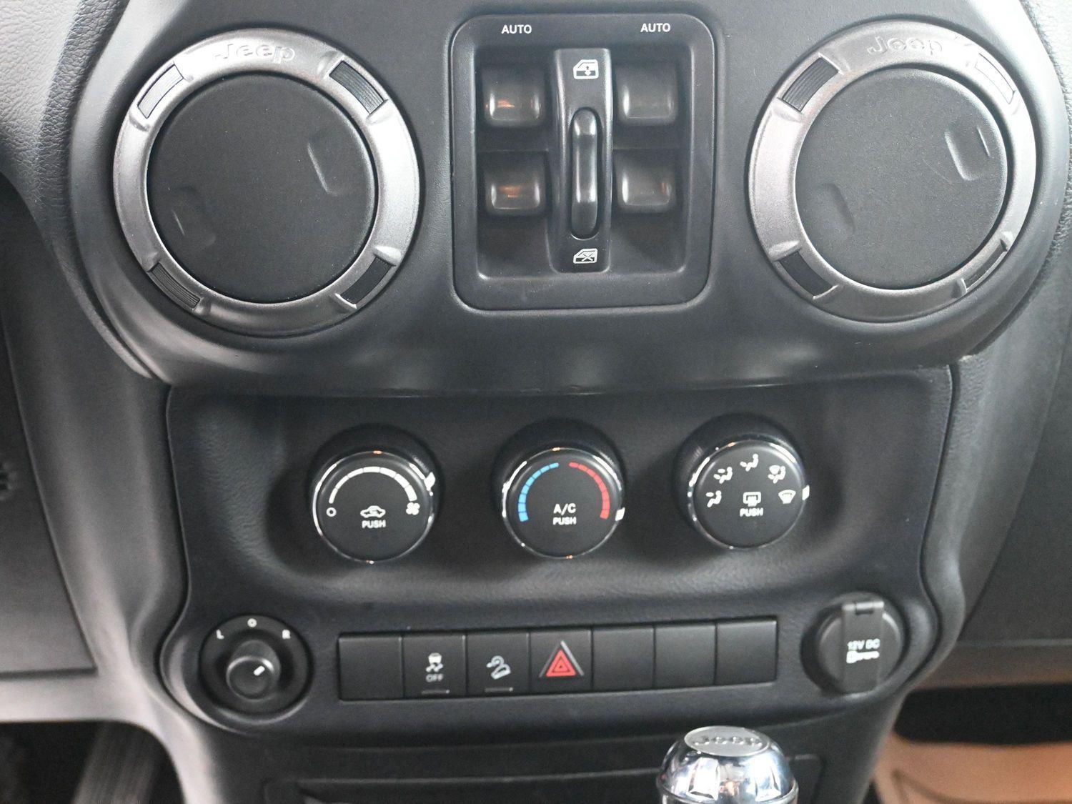 Used 2016 Billet Silver Metallic Clearcoat Jeep Black Bear image 25