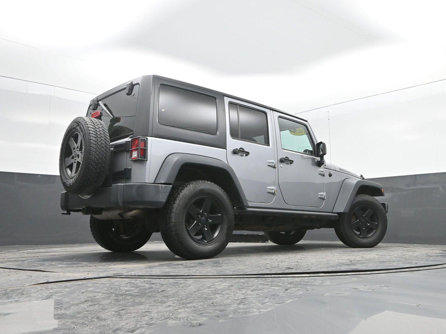 Used 2016 Billet Silver Metallic Clearcoat Jeep Black Bear image 28