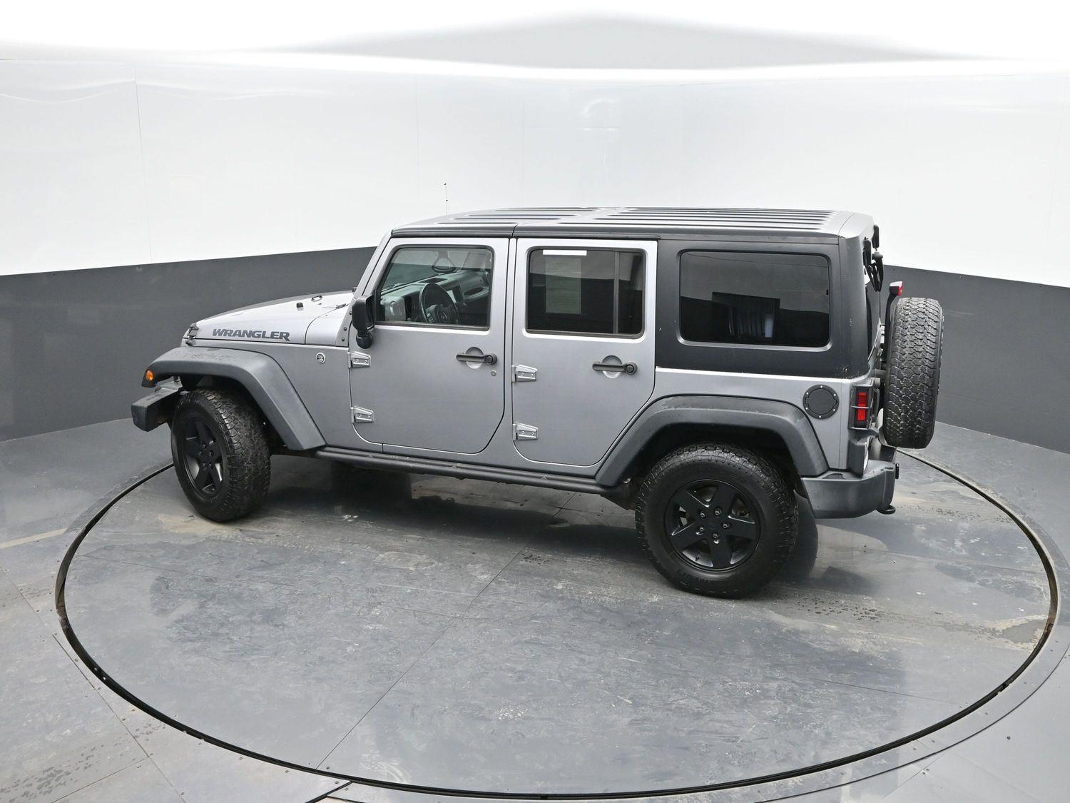 Used 2016 Billet Silver Metallic Clearcoat Jeep Black Bear image 31