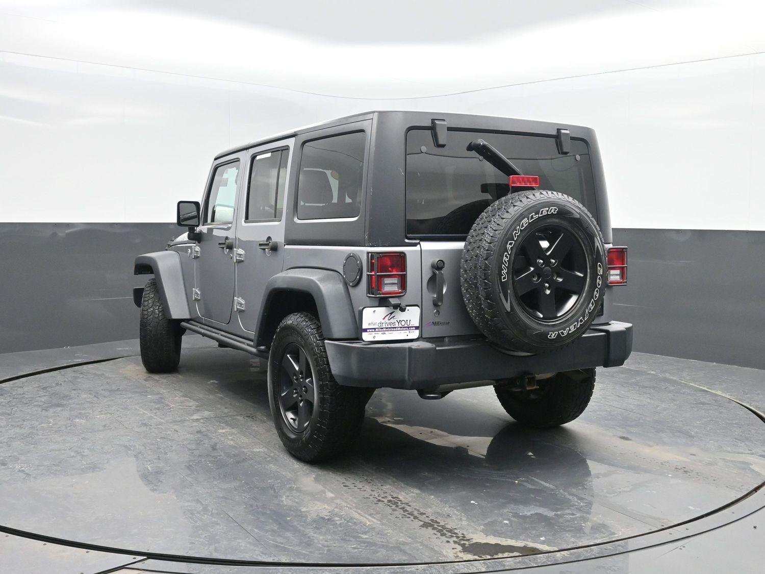 Used 2016 Billet Silver Metallic Clearcoat Jeep Black Bear image 37