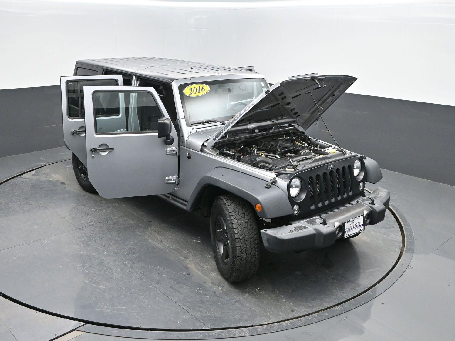 Used 2016 Billet Silver Metallic Clearcoat Jeep Black Bear image 39