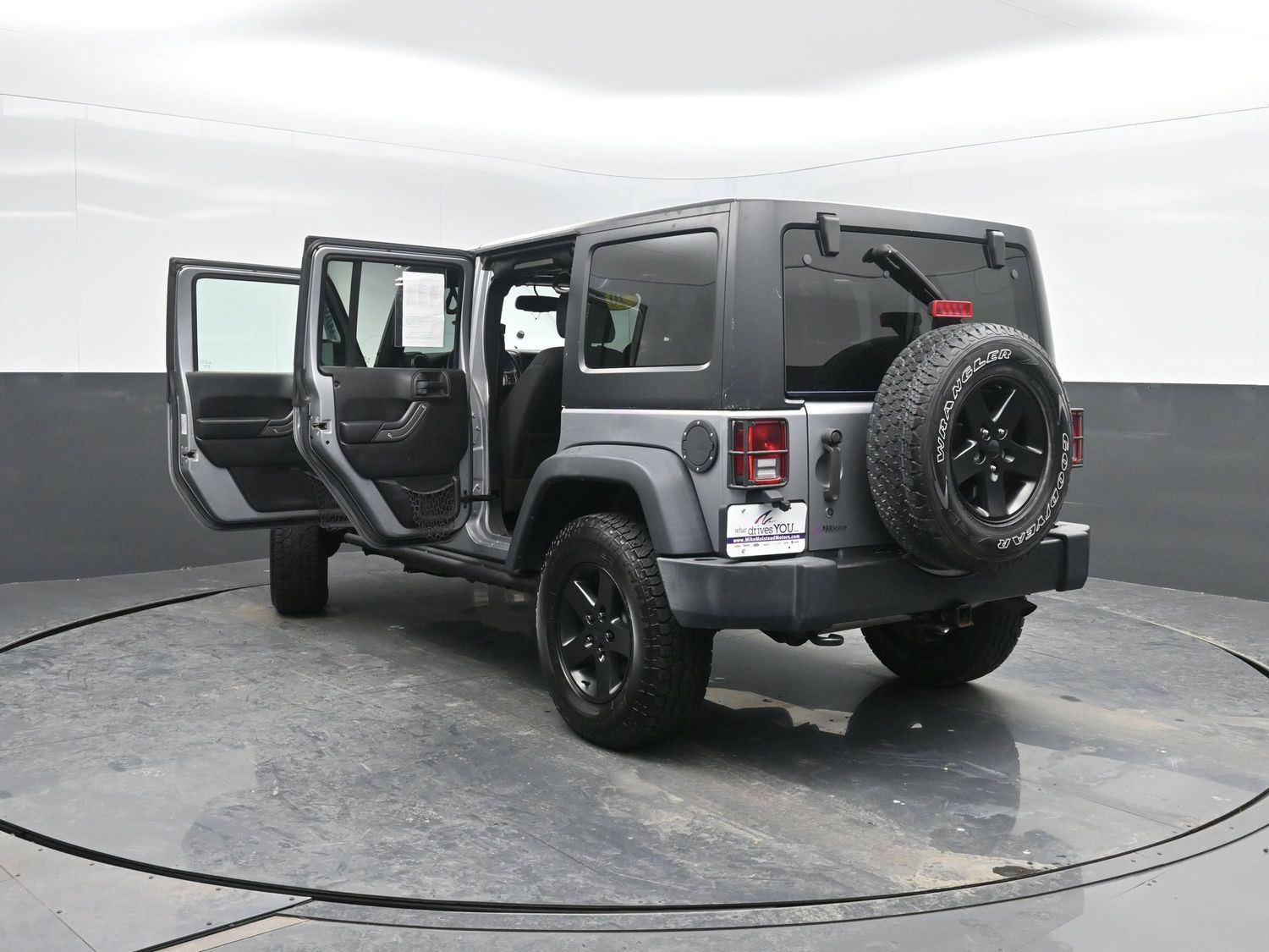 Used 2016 Billet Silver Metallic Clearcoat Jeep Black Bear image 40