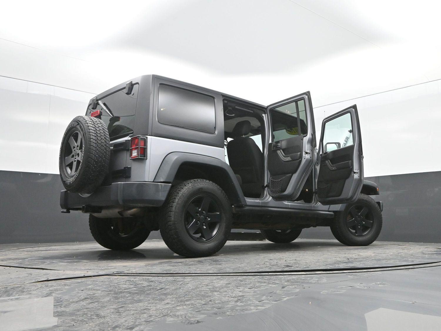 Used 2016 Billet Silver Metallic Clearcoat Jeep Black Bear image 43