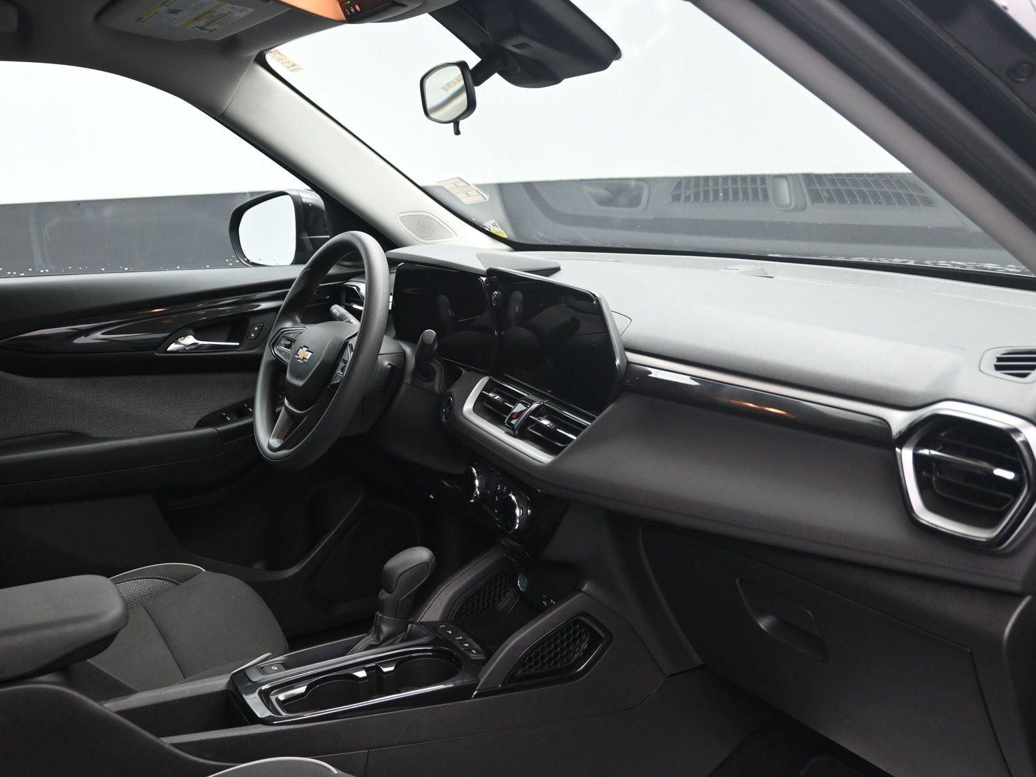 Used 2025 Mosaic Black Metallic Chevrolet LT image 9