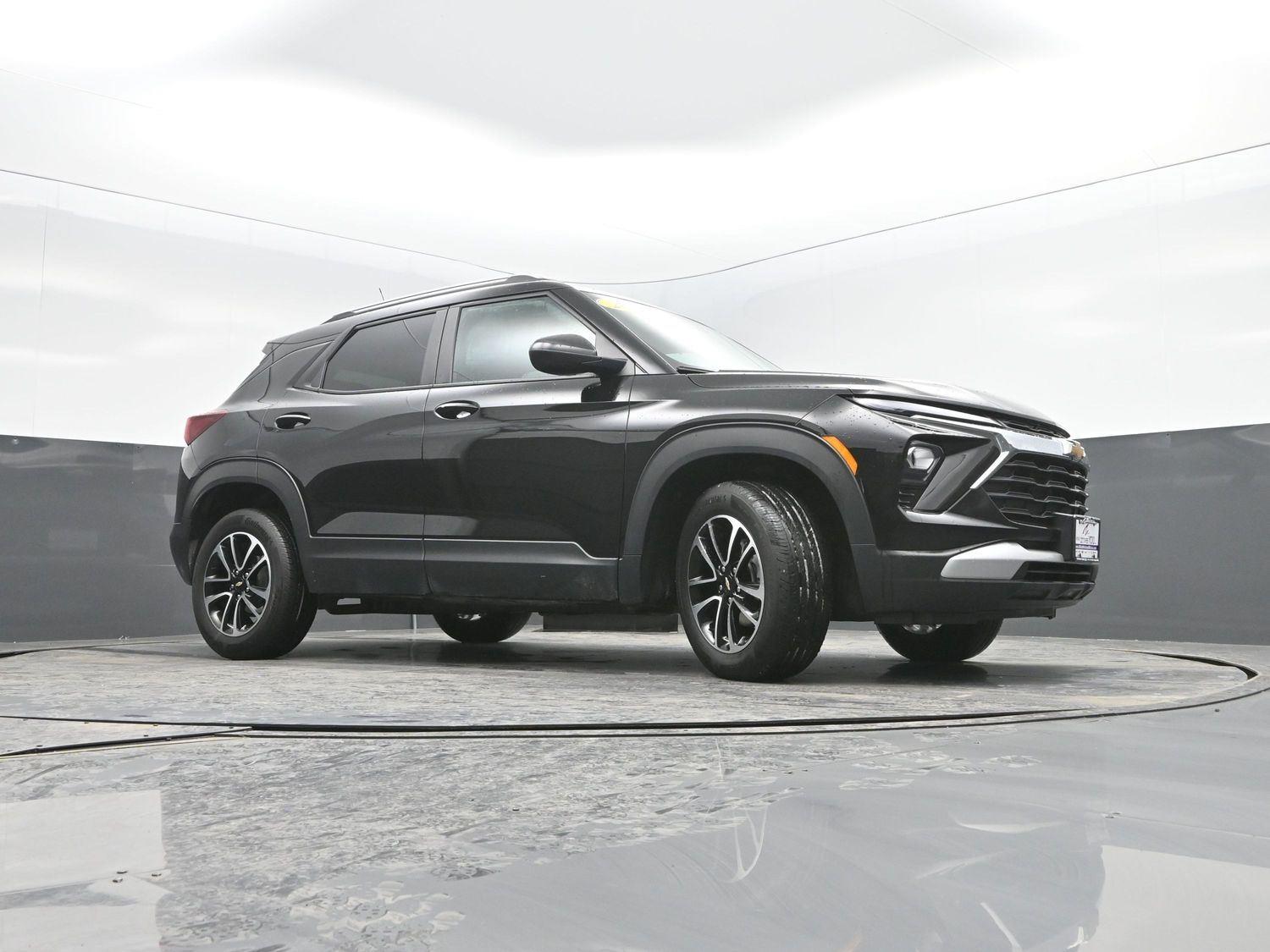 Used 2025 Mosaic Black Metallic Chevrolet LT image 31