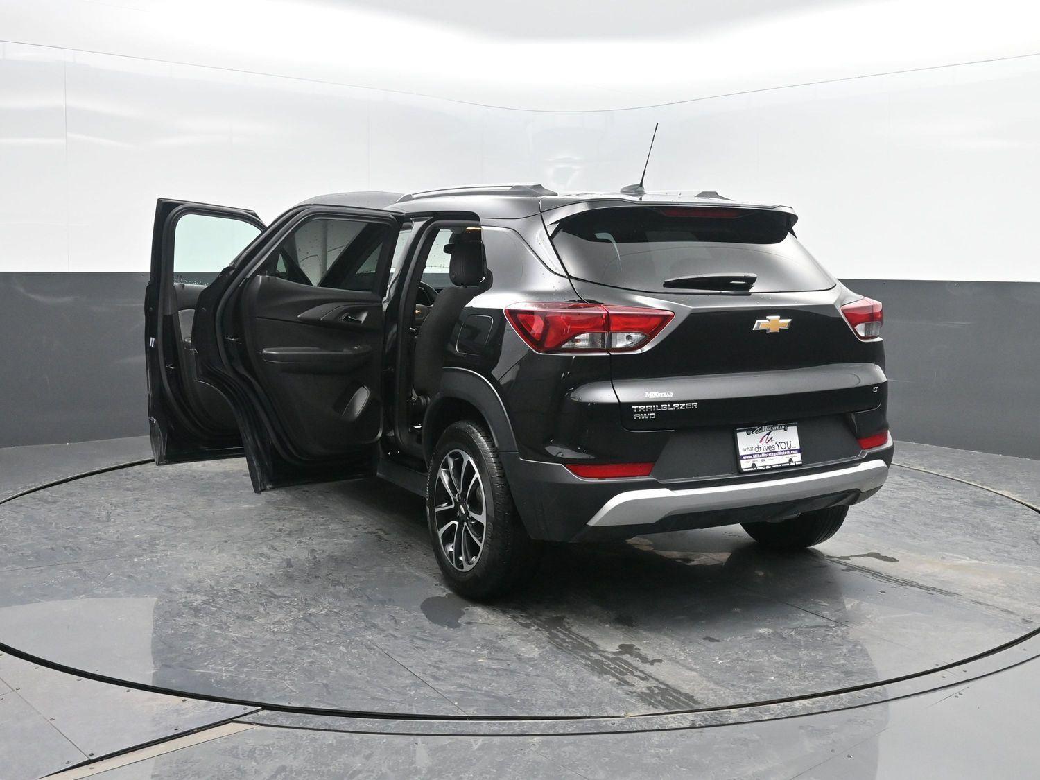 Used 2025 Mosaic Black Metallic Chevrolet LT image 42