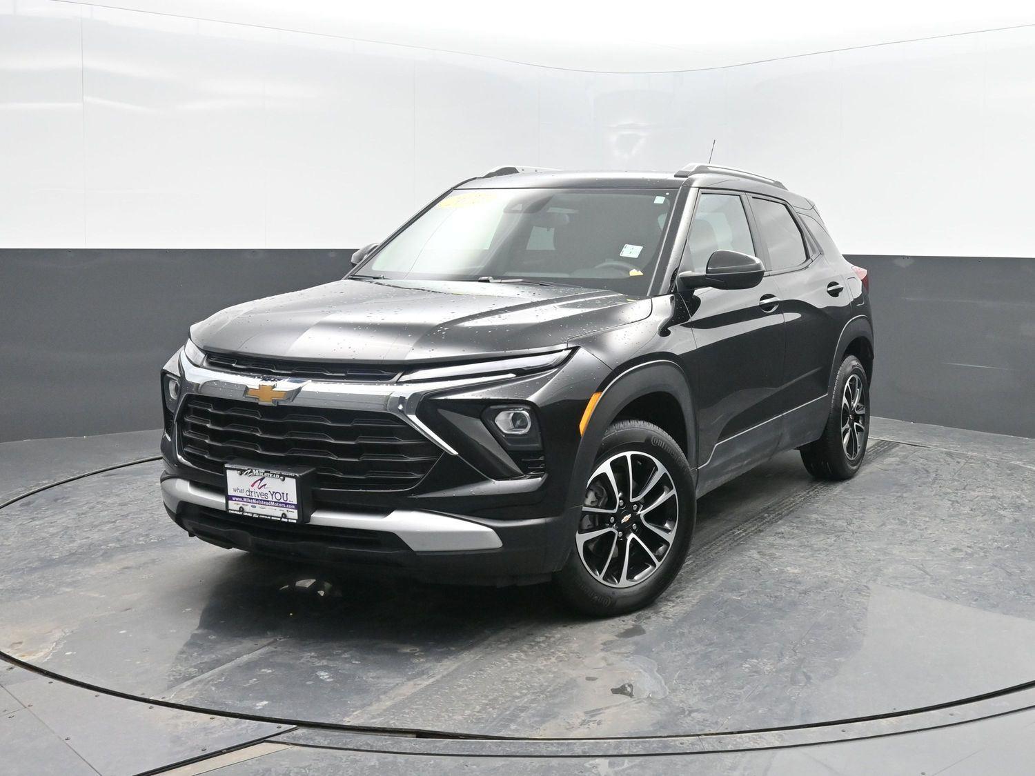 Used 2025 Mosaic Black Metallic Chevrolet LT image 3