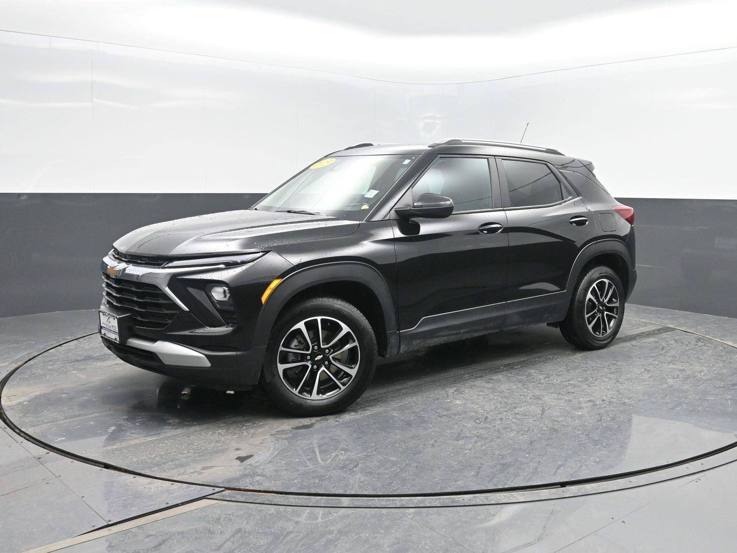 Used 2025 Mosaic Black Metallic Chevrolet LT image 4