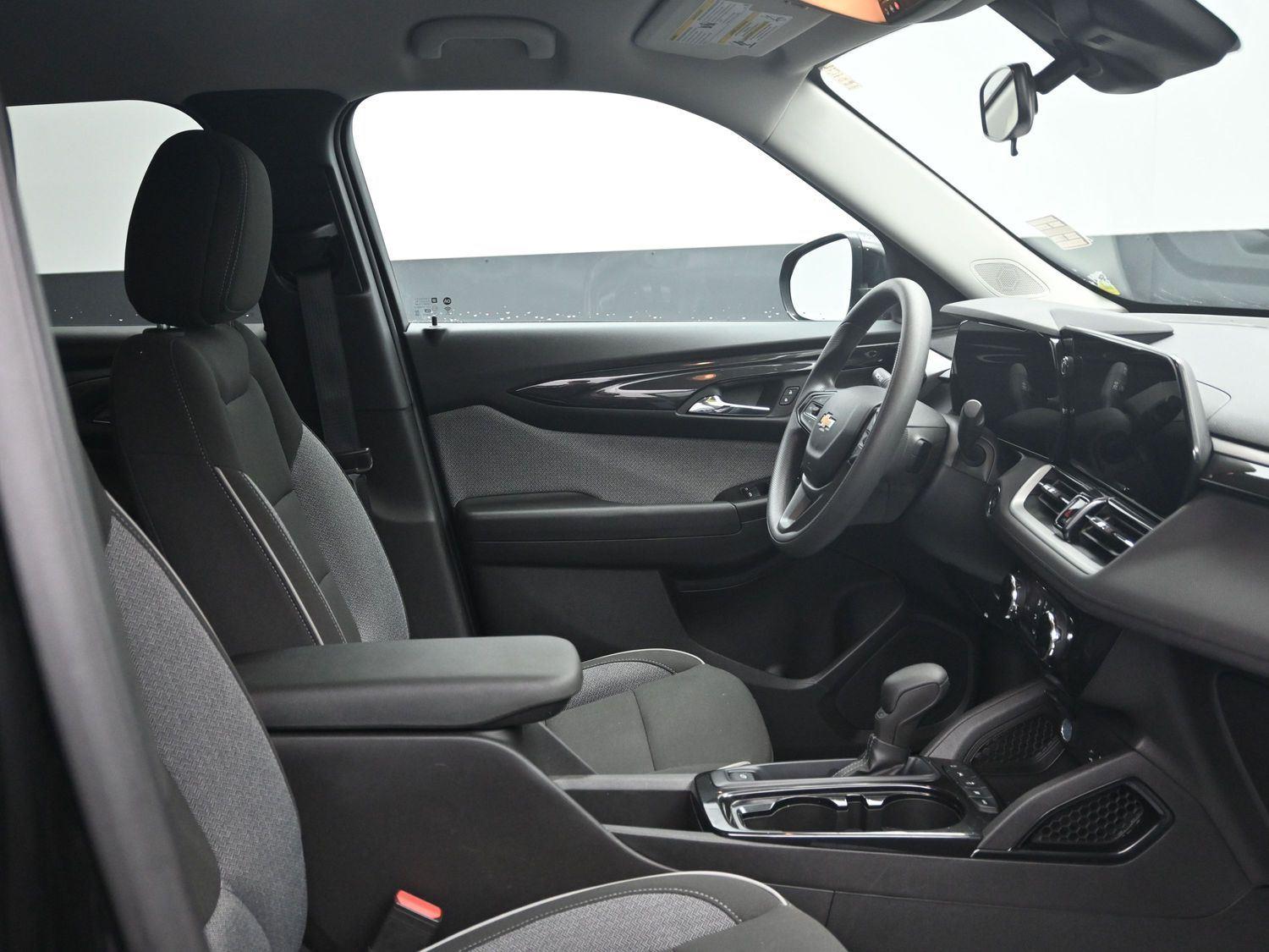 Used 2025 Mosaic Black Metallic Chevrolet LT image 8