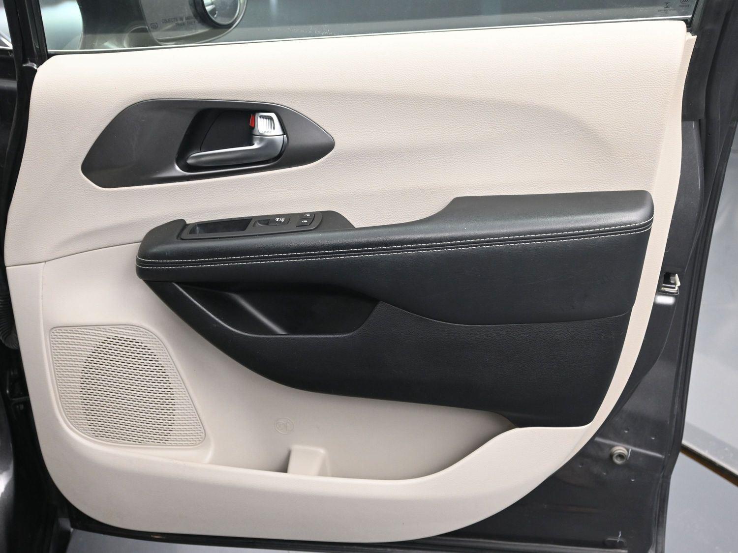 Used 2022 Granite Crystal Metallic Clearcoat Chrysler Touring L image 8