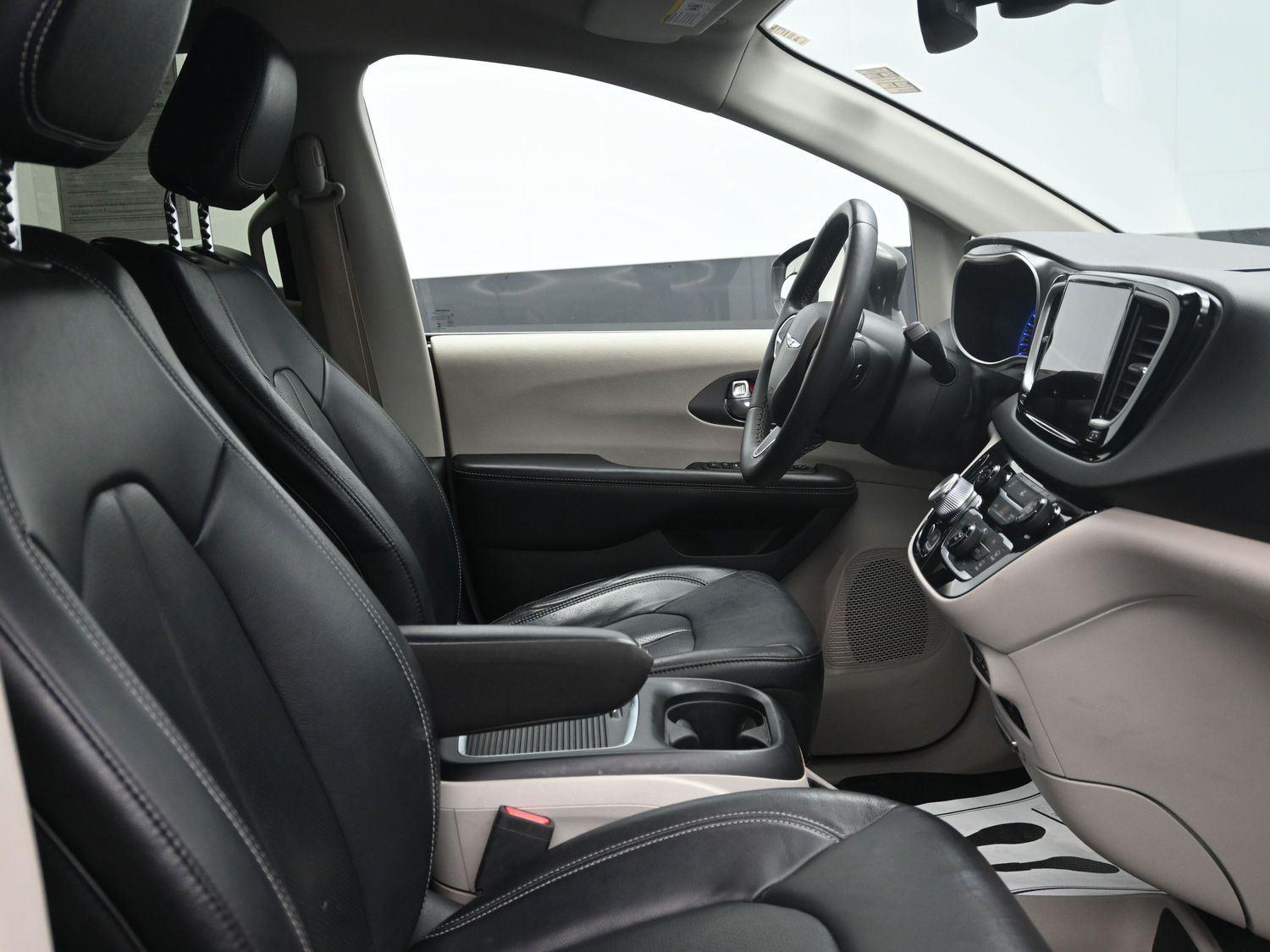 Used 2022 Granite Crystal Metallic Clearcoat Chrysler Touring L image 9