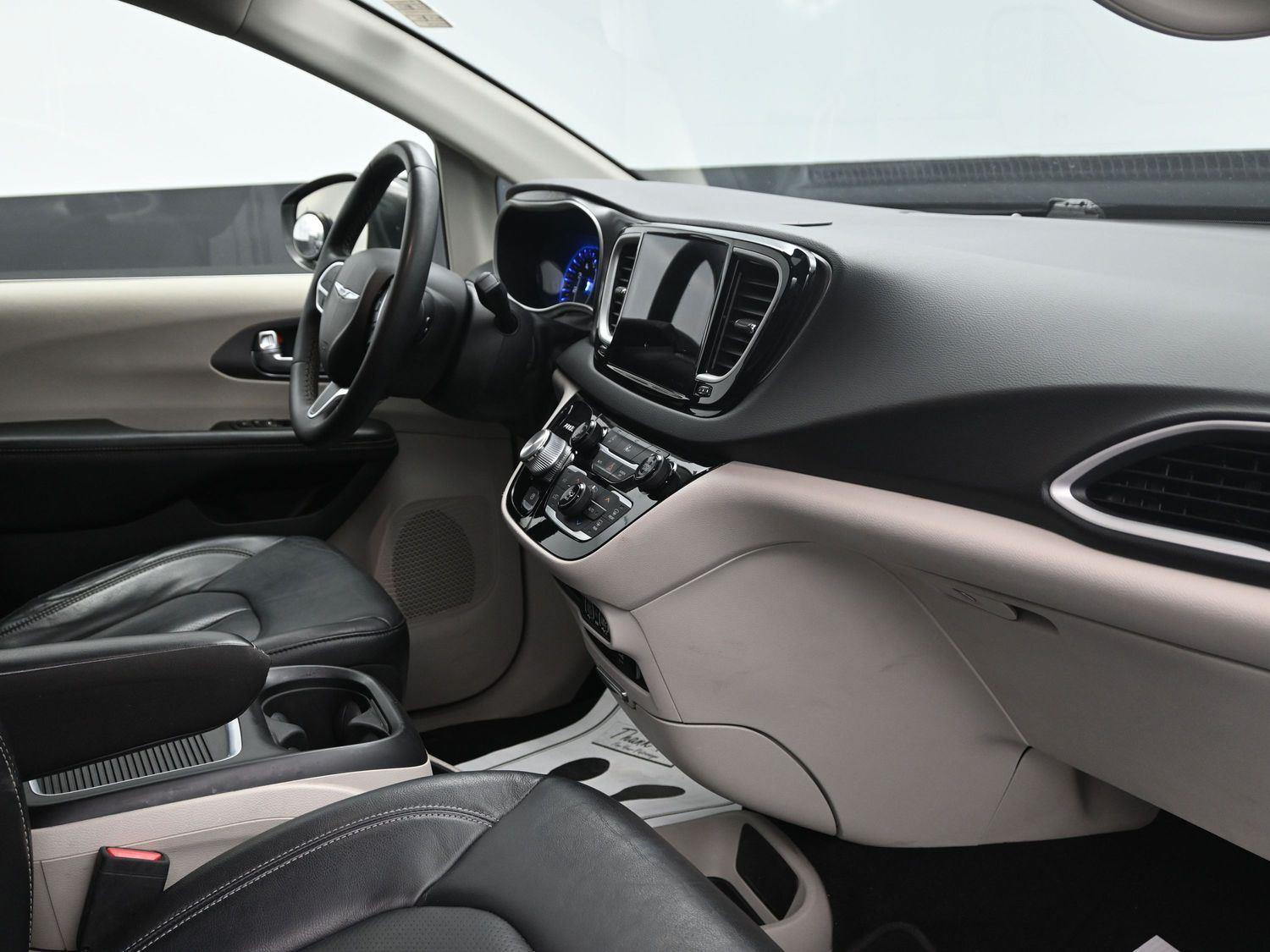 Used 2022 Granite Crystal Metallic Clearcoat Chrysler Touring L image 10