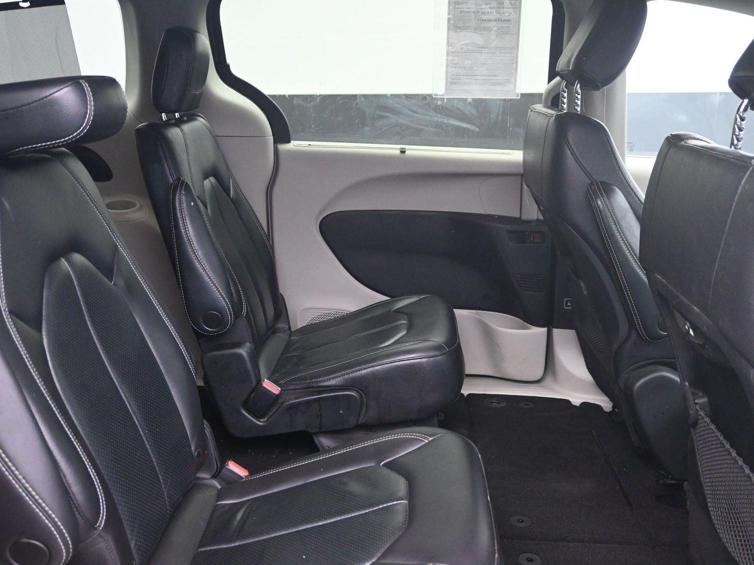 Used 2022 Granite Crystal Metallic Clearcoat Chrysler Touring L image 11