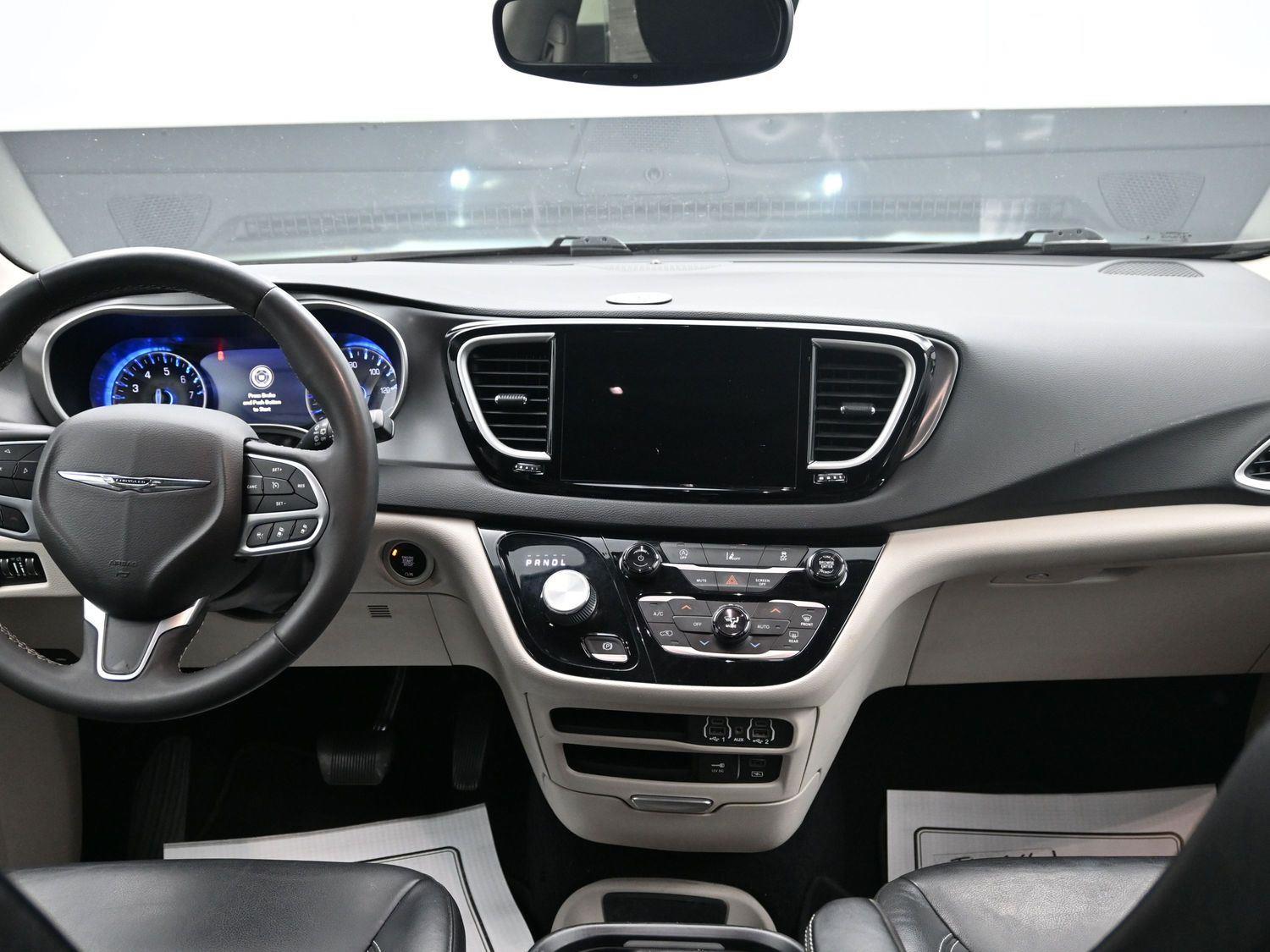 Used 2022 Granite Crystal Metallic Clearcoat Chrysler Touring L image 12