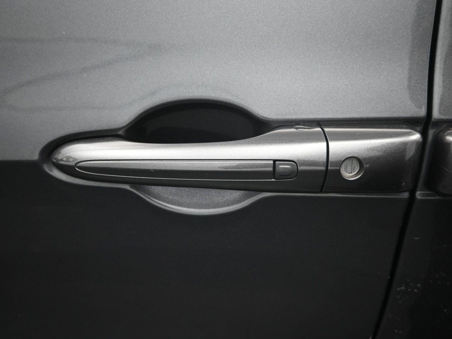 Used 2022 Granite Crystal Metallic Clearcoat Chrysler Touring L image 16