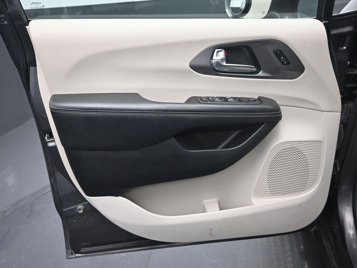 Used 2022 Granite Crystal Metallic Clearcoat Chrysler Touring L image 18