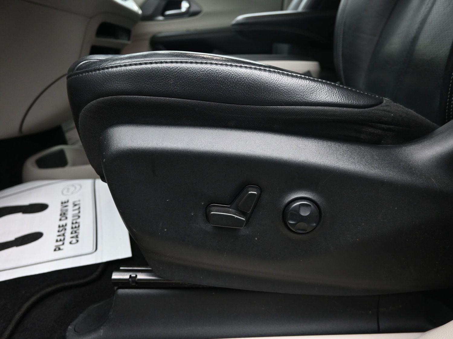 Used 2022 Granite Crystal Metallic Clearcoat Chrysler Touring L image 20