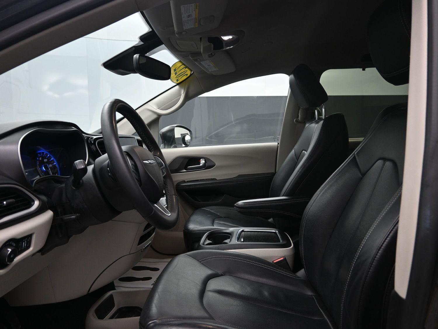 Used 2022 Granite Crystal Metallic Clearcoat Chrysler Touring L image 21
