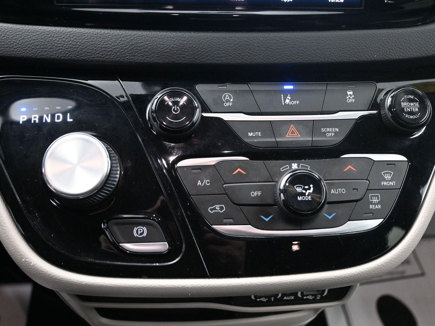 Used 2022 Granite Crystal Metallic Clearcoat Chrysler Touring L image 29