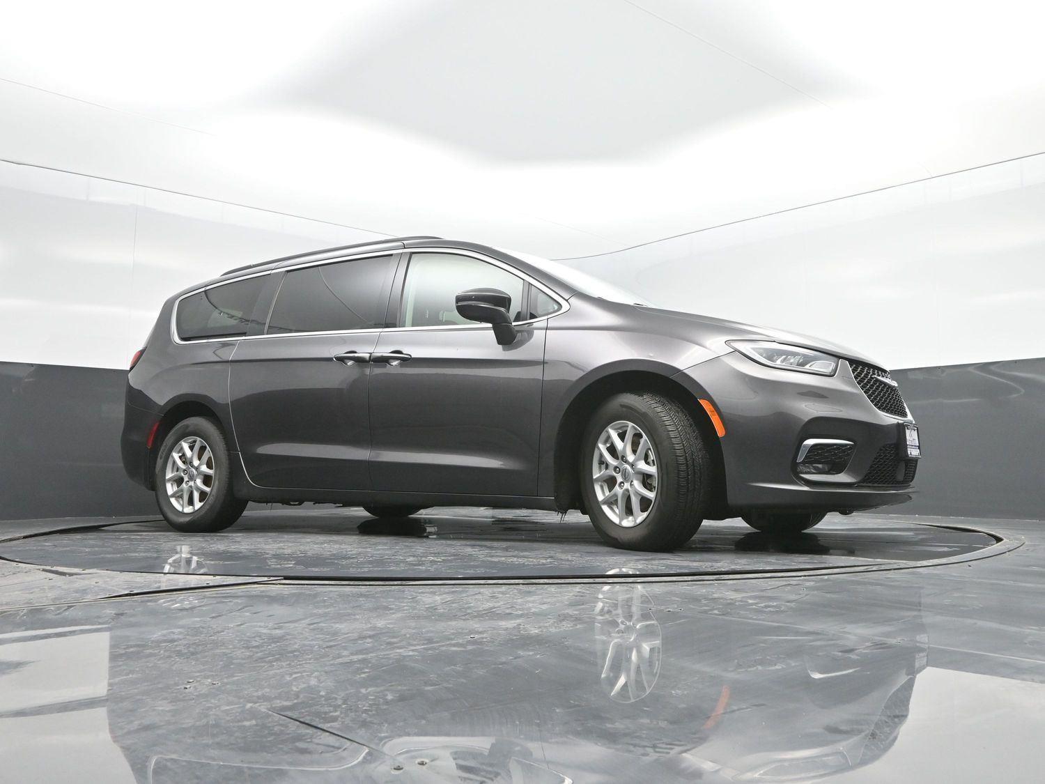 Used 2022 Granite Crystal Metallic Clearcoat Chrysler Touring L image 37