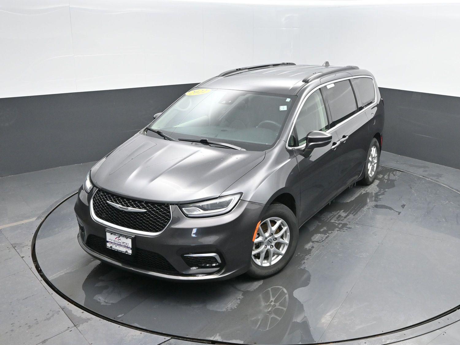 Used 2022 Granite Crystal Metallic Clearcoat Chrysler Touring L image 38