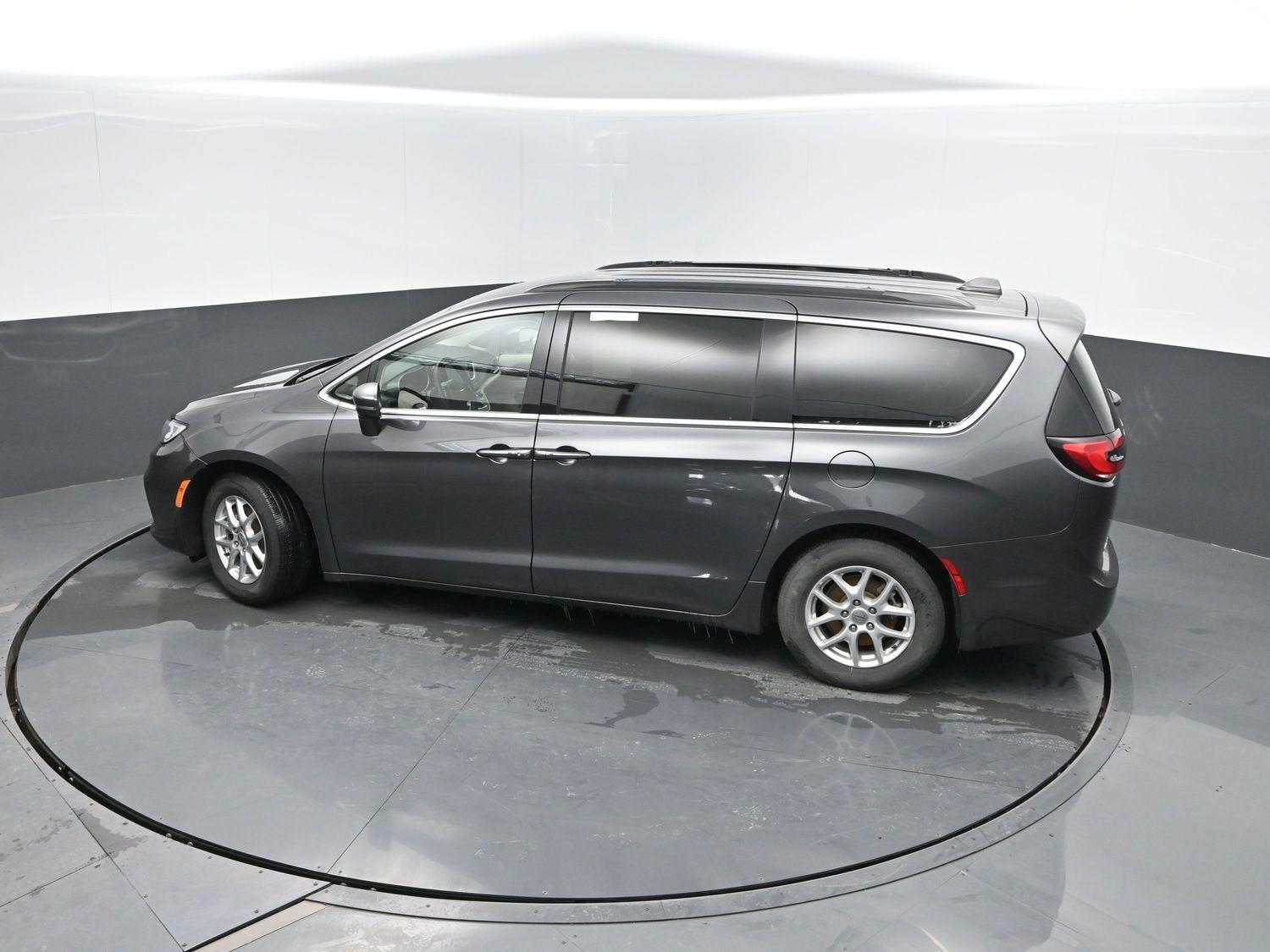 Used 2022 Granite Crystal Metallic Clearcoat Chrysler Touring L image 39