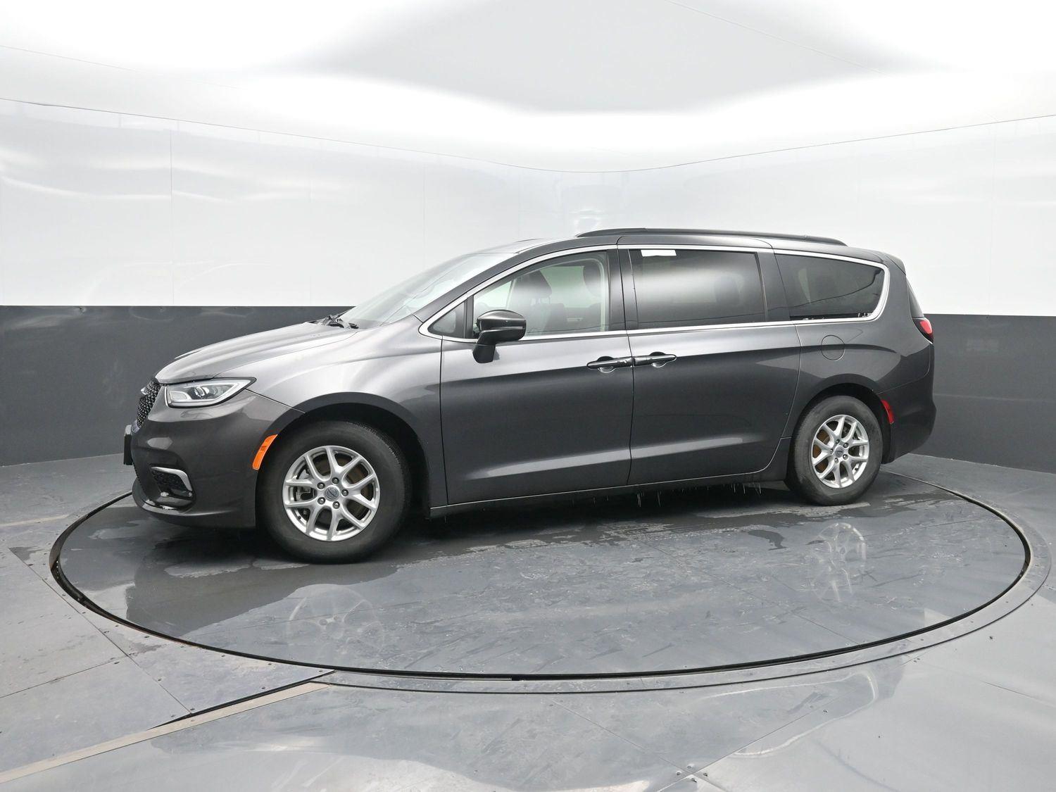 Used 2022 Granite Crystal Metallic Clearcoat Chrysler Touring L image 43