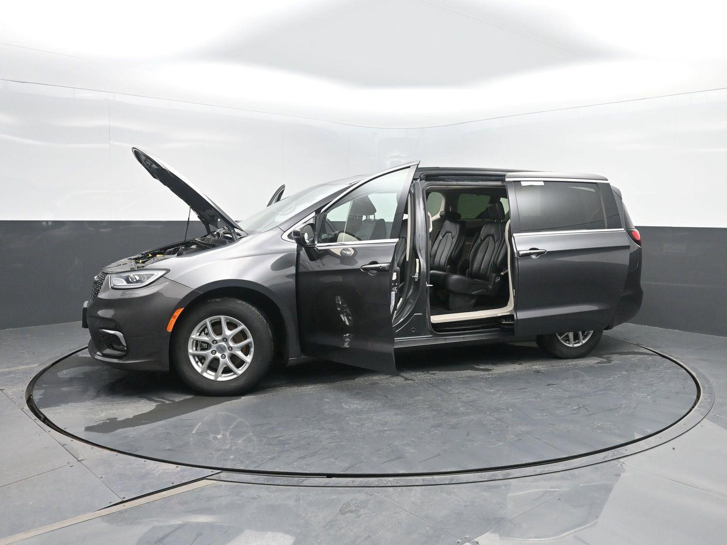 Used 2022 Granite Crystal Metallic Clearcoat Chrysler Touring L image 50